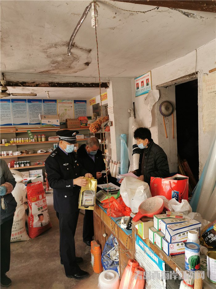 圖1為西海岸新區(qū)農(nóng)業(yè)綜合行政執(zhí)法大隊執(zhí)法人員在辛安街道農(nóng)藥店檢查。.jpg