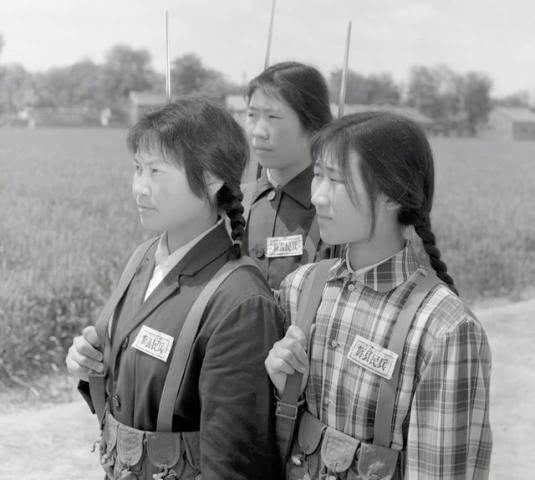 中國(guó)女兵老照片，歷史中的巾幗英雄形象展現(xiàn)，中國(guó)女兵老照片，歷史巾幗英雄形象展