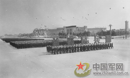 重溫歷史瞬間，探索1959年國慶閱兵視頻，重溫歷史瞬間，探索經(jīng)典，回顧1959年國慶閱兵盛況