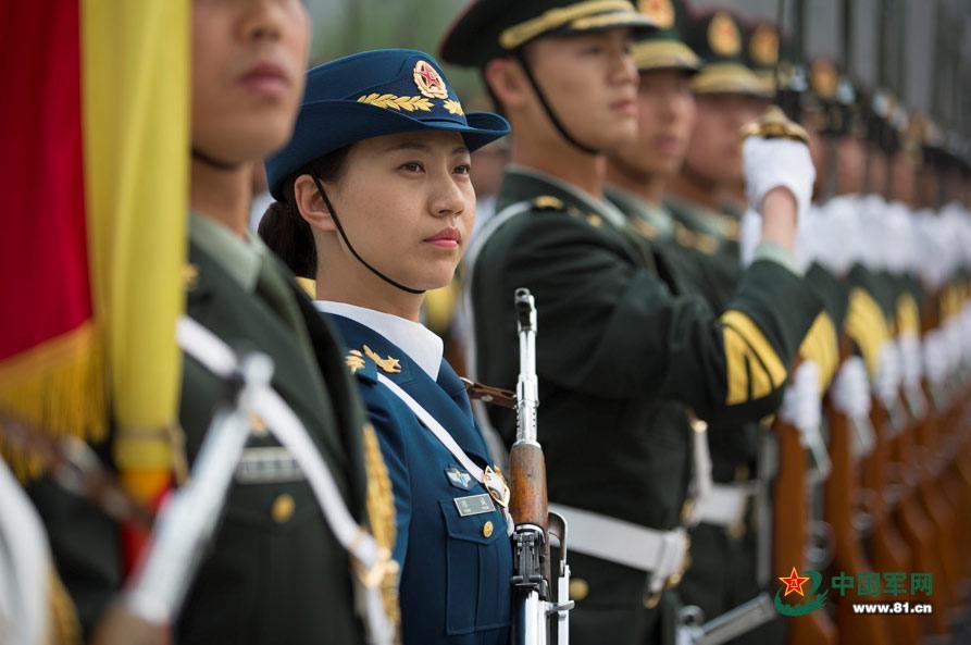 三軍儀仗隊(duì)女兵中隊(duì)，展現(xiàn)新時(shí)代巾幗英雄風(fēng)采，三軍儀仗隊(duì)女兵中隊(duì)，新時(shí)代巾幗英雄的風(fēng)采展現(xiàn)