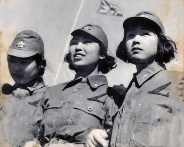 中國(guó)女兵敬禮圖片，展現(xiàn)力量與榮耀的象征，中國(guó)女兵敬禮，力量與榮耀的展現(xiàn)