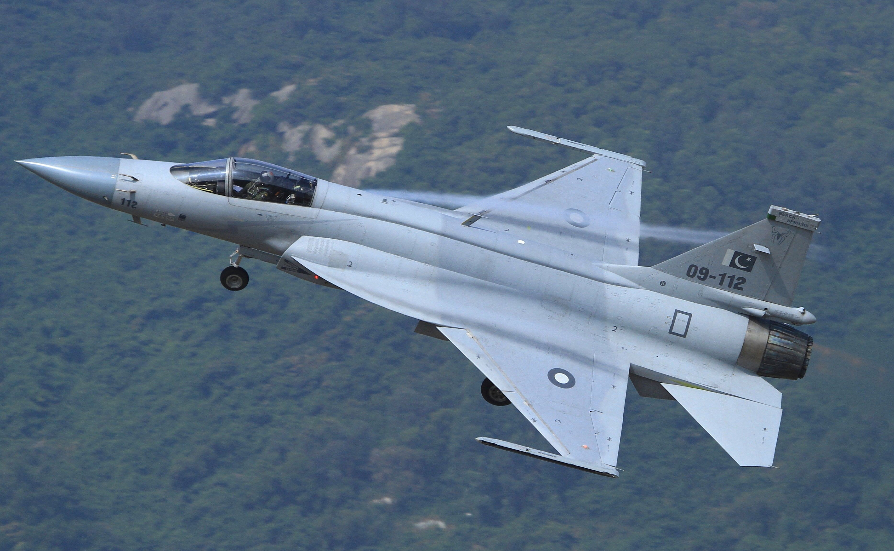 梟龍戰(zhàn)斗機(jī)圖片，展現(xiàn)中國空軍力量的驕傲，梟龍戰(zhàn)斗機(jī)風(fēng)采，中國空軍力量的驕傲圖片展示