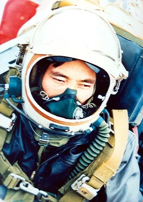 英勇?tīng)奚? width=