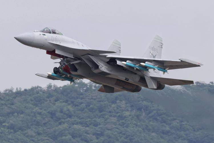 殲-15T，新一代艦載戰(zhàn)斗機的優(yōu)勢與挑戰(zhàn)，殲-15T新一代艦載戰(zhàn)斗機的優(yōu)勢與挑戰(zhàn)解析