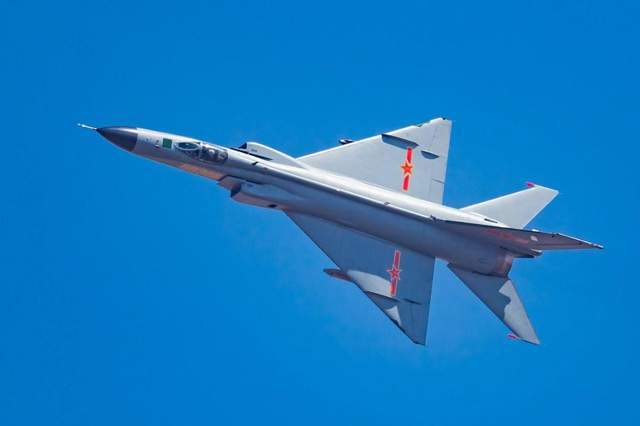 殲8戰(zhàn)斗機圖片，歷史、技術(shù)特點與現(xiàn)代價值，殲8戰(zhàn)斗機，歷史、技術(shù)特點與現(xiàn)代價值的探索之旅的圖片集錦