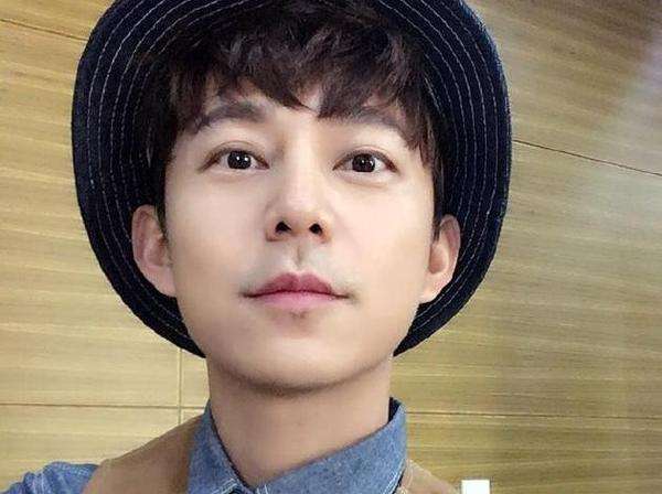 何炅的單身還是已婚狀態(tài)，深度解析與探討，何炅感情狀態(tài)深度解析，單身還是已婚之謎？