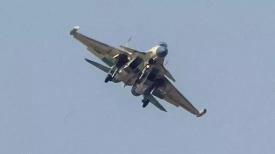 殲-15D，中國(guó)新一代艦載戰(zhàn)斗機(jī)的獨(dú)特優(yōu)勢(shì)與未來(lái)發(fā)展，殲-15D艦載戰(zhàn)斗機(jī)，獨(dú)特優(yōu)勢(shì)與未來(lái)展望